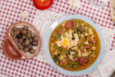 传统的葡萄牙烹饪餐青豌豆与鸡蛋土豆和绒毛。