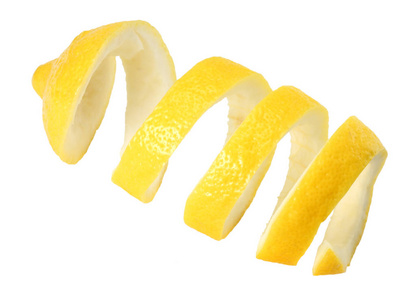 白色背景上分离的新鲜柠檬皮。 健康食品