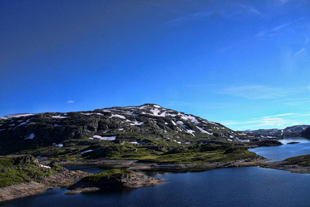 挪威湖山脉中清澈的水，挪威斯堪的纳维亚半岛
