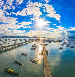 从空中俯瞰查龙湾上空的日出。 哈龙码头是一个密集划船活动的中心