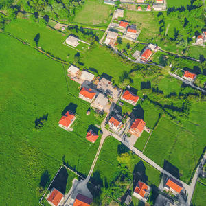草地上有红色瓷砖屋顶的农场房屋的俯视图