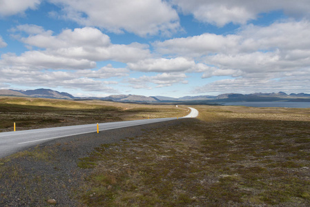 冰岛的环路..一号公路或环形公路是冰岛的一条国道，环绕着岛上，连接着该国大部分有人居住的地区。道路全长1332公里..