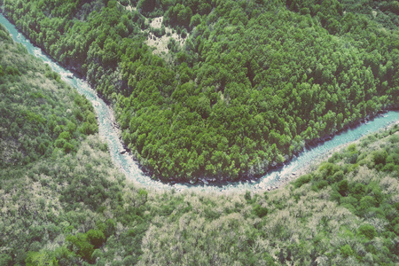 群山环抱的河流的俯视图