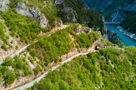 用高速公路覆盖着绿色森林的山顶景观