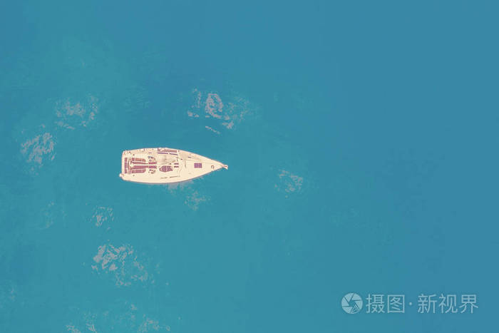 蓝色大海中白色游艇的俯视图