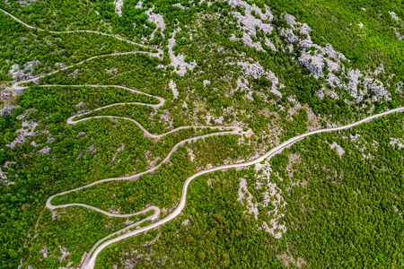 群山中蜿蜒的公路的俯视图