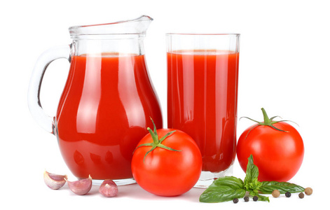 番茄汁与番茄大蒜香料和白底罗勒分离