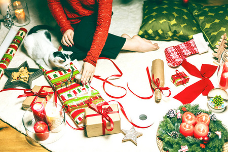 女人包装和装饰圣诞礼物