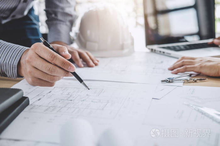 建筑工程师团队合作会议绘图和建筑项目和工程工具的工作场所概念