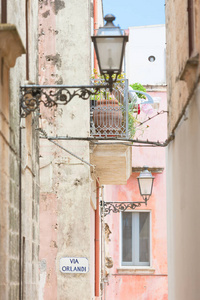 意大利的灯笼和一个阳台在一个历史性的小巷里