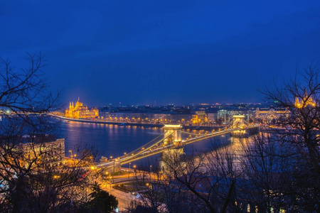 布达佩斯城市夜景。 在链桥河多瑙河和著名的议会大厦观景。 布达佩斯市是匈牙利的首都。