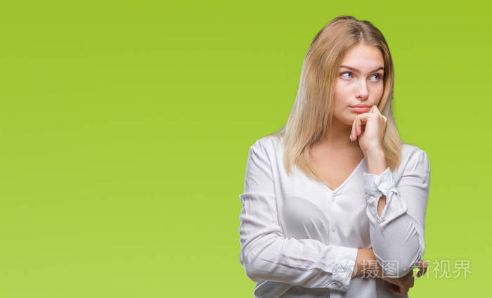 照片 年轻的白种人女人在孤立的背景上,手在下巴上思考问题,沉思的