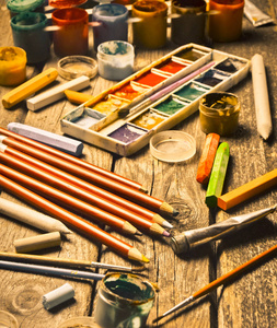 艺术家的工具。 创造灵感。 用于绘图的对象。 在木桌上画蜡笔铅笔。