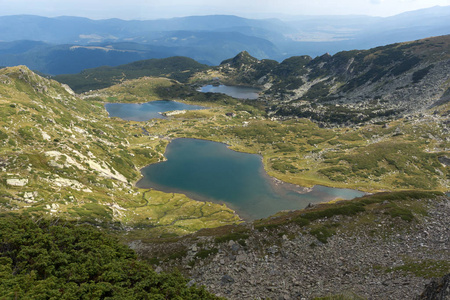 夏季景色的双胞胎，三叶和鱼湖，rila山，七个rila湖保加利亚