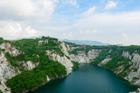 被废弃的采矿业泰国Chonburi地标大峡谷Khiri。美丽的自然风景湖泊和山体景观