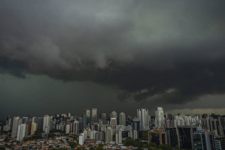 暴风雨就要来了。 飓风。 地面和天空。 城市景观。 圣保罗城市景观巴西南美洲。