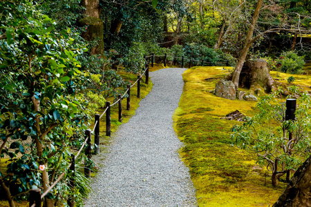 花园池塘与石头日本风格