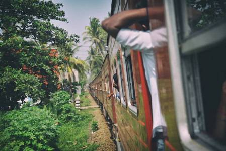 老火车穿越斯里兰卡美丽的风景图片