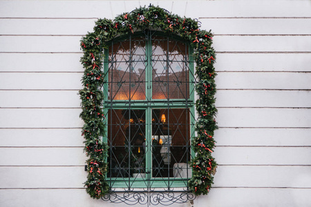 圣诞装饰窗口咖啡厅或餐厅