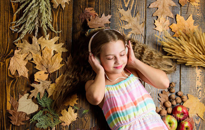 儿童听音乐,放松俯视. 秋季旋律概念. 秋季音乐播放列表.