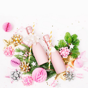 冷杉树枝粉红色香槟酒瓶和装饰品