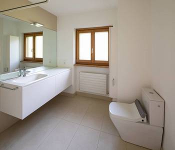 现代浴室有设计的水槽和瓷砖。 里面没有人
