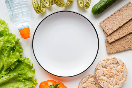 新鲜蔬菜水健康食品和空盘子，有文字概念饮食的空间