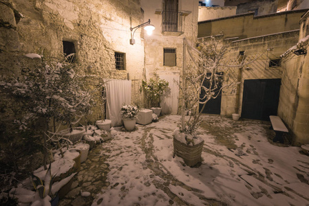 意大利南部巴利卡塔冬季的古老城镇马特拉萨西迪马塔。 铺满雪的物质街道