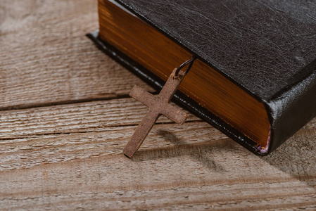 在木桌上用十字贴紧圣经的镜头图片