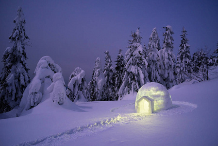 雪爱斯基摩屋。冬天爬山。夜间景观，为极端游客提供住所