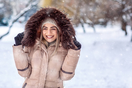 寒假，圣诞节和人们的观念微笑的年轻女孩在白色的冬林