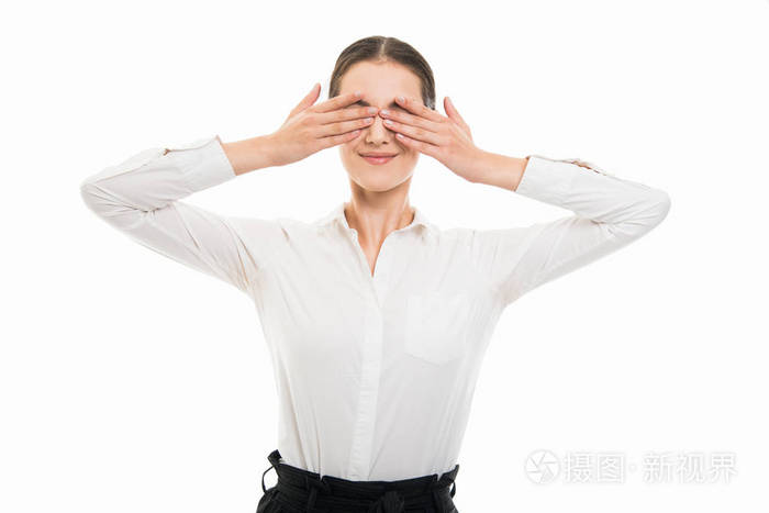 年轻漂亮的商业女性的肖像,遮住眼睛,就像在白色背景上孤立的盲人手势