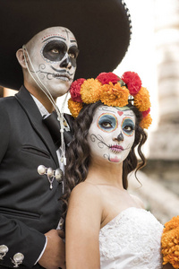 卡特琳和卡特里娜在墨西哥瓜达拉哈拉的一个古老的公墓里穿着婚纱。