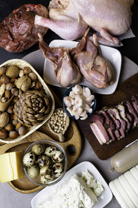 健康蛋白质来源和身体建设食品的分类。 肉牛肉虾鸡鹌鹑豌豆蛋乳制品奶酪豆类坚果餐。 背景顶部视图
