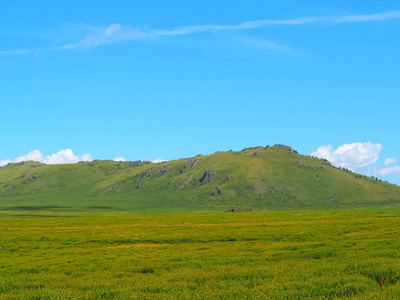 俄罗斯阳光明媚的一天，阿尔泰山天际线和绿草如茵的山谷风景如画