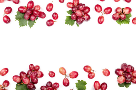 粉红色的葡萄被隔离在白色背景与复制空间为您的文本。顶部视图。平躺模式