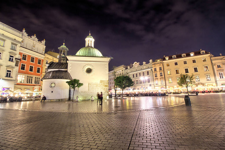 布馆和圣玛丽教堂在主要市场广场在波兰克拉茨