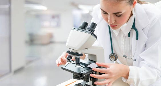 科学家研究员在实验室使用显微镜。 医疗保健技术和医药研发理念。