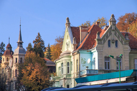 欧洲罗马尼亚布拉索夫理事会广场PiaataS fatului装饰建筑附近的广场。
