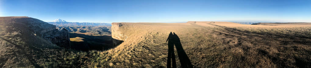 北高加索地区9月清晨，人们的影子在伯马米特高原全景中