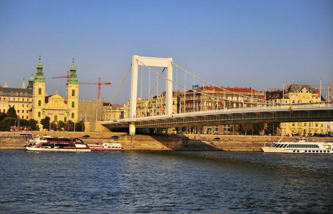 布达佩斯市中心和多瑙河景观