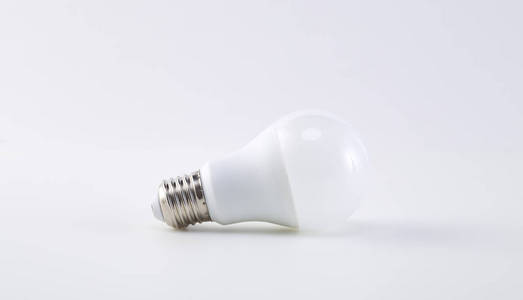 LED节能灯泡与白色背景下的裁剪路径隔离