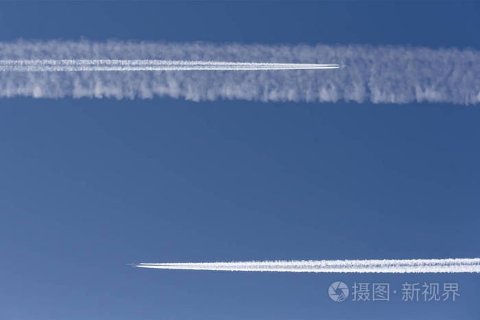 两晴朗的天空中有两架飞机在碰撞过程中留下蒸汽轨迹
