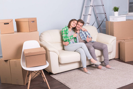搬迁, 房地产和移动概念年轻夫妇的人搬到一个新的公寓