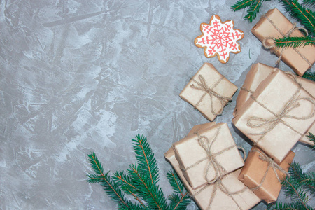贺卡与装饰姜饼，云杉枝和礼品盒在灰色水泥背景。在圣诞节新年背景前。从上面看。复制空间。