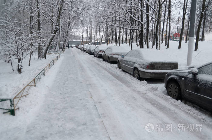 冬天的道路在城市里下雪的道路白天在城市里的汽车在雪地里