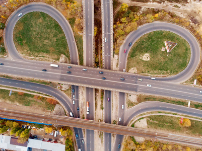 空中或顶部视图的运输枢纽, 沥青道路与十字路口和圆形交叉路口, 城市交通车辆从上面