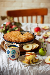 爱尔兰苹果蛋糕和奶油。 乡村照片.选择性聚焦