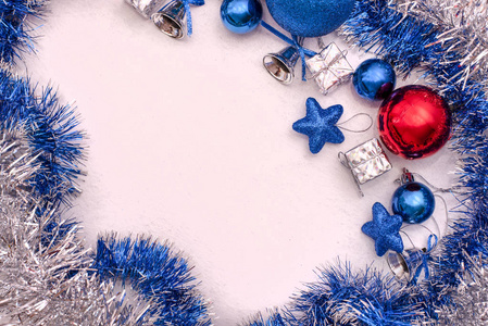 平躺由蓝色和红色圣诞玩具和金属箔