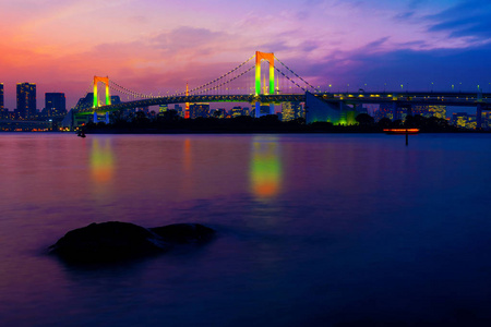 日本东京大叶彩虹桥的彩色照明